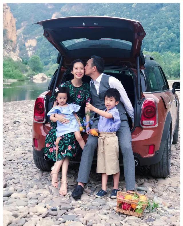 与徐静蕾同居5年分手,后转身娶小14岁网恋妻子,结婚15年零绯闻