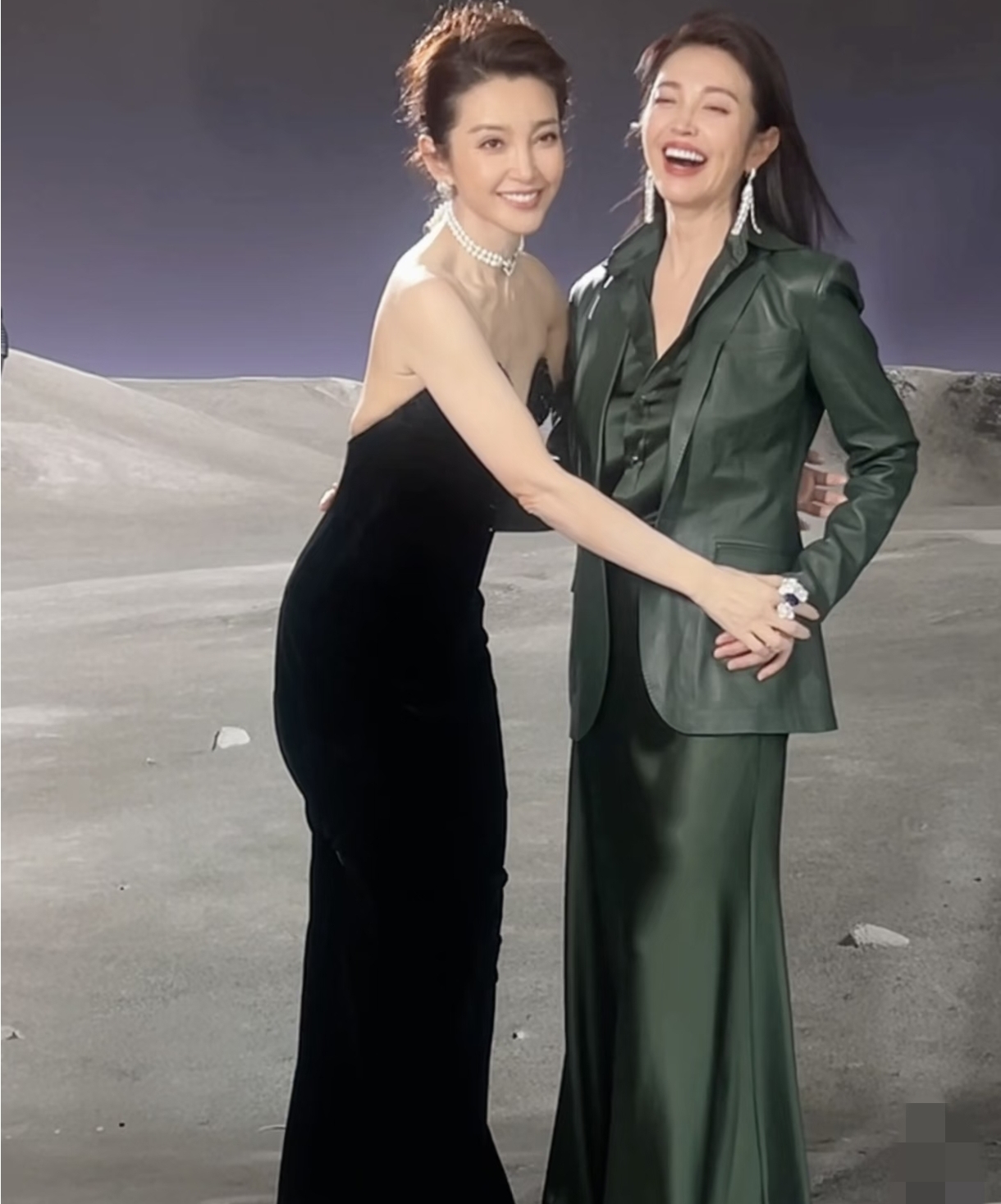 李冰冰晒与妹妹合影，妹妹李雪长相高级气质不输明星，和她太像了