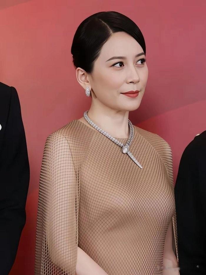 俞飞鸿不愧是国民女神，身材这么好还深藏不露，确实太低调了