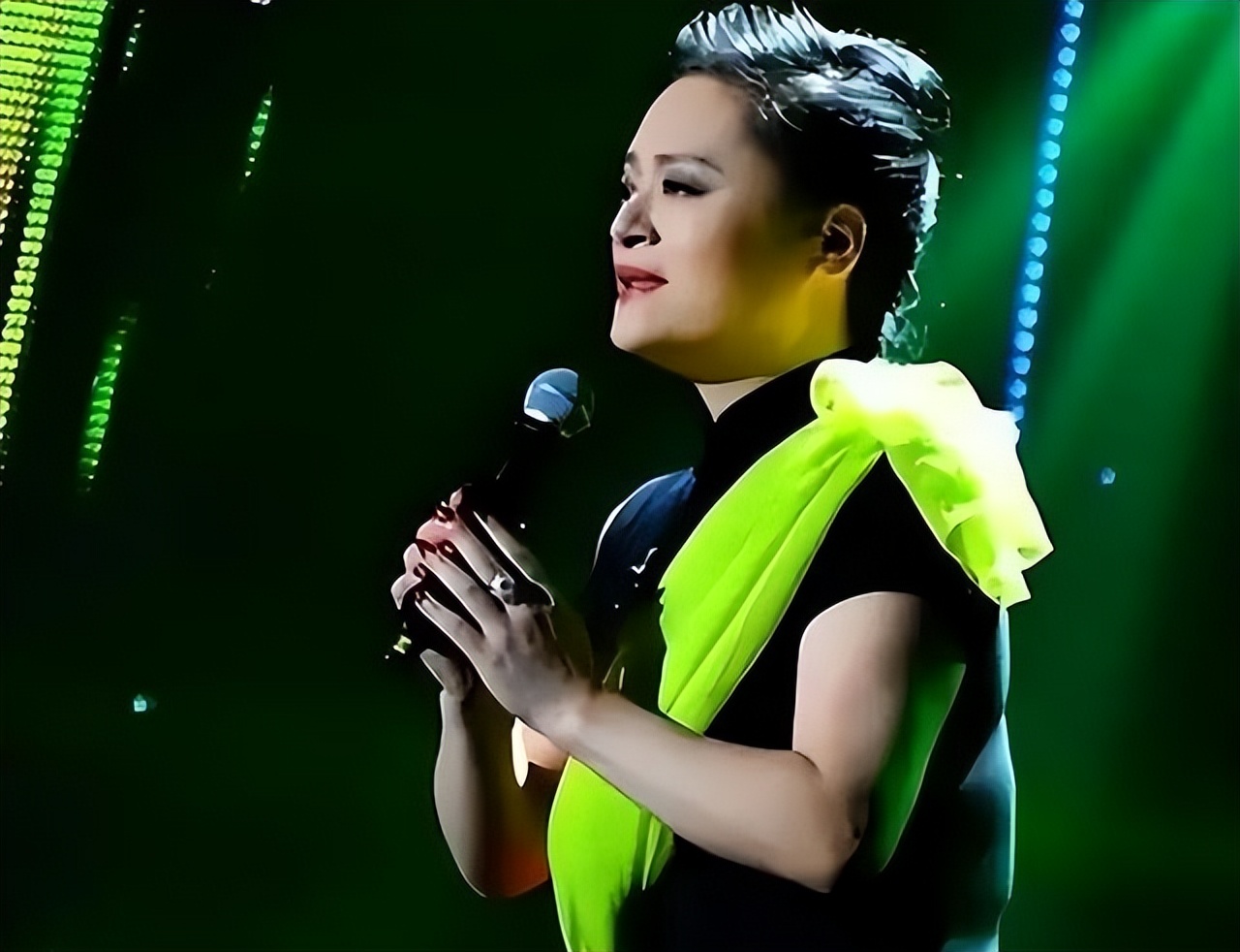 她红过韦唯，碾压毛阿敏，被亲弟打成脑震荡，一代歌后沦落成保姆