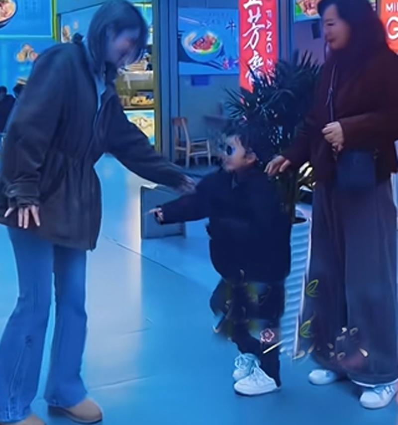 林峰夫妇带岳母浙江游,岳母出镜皮肤白皙漂亮,6岁女儿和外婆亲