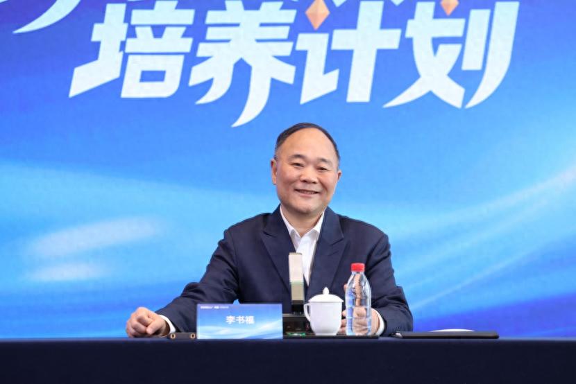 吉利集團董事長李書?；貞梆B龍蝦”：AI的發展會非常瘋狂