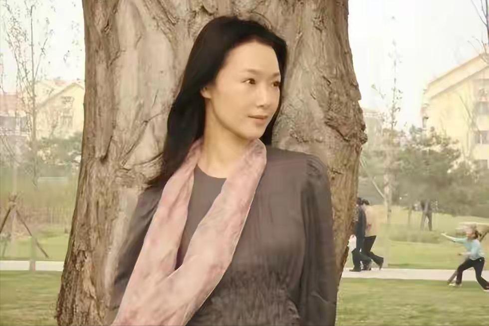 男友病逝后悲伤欲绝,54岁单身无儿无女,如今吕薇后悔了吗