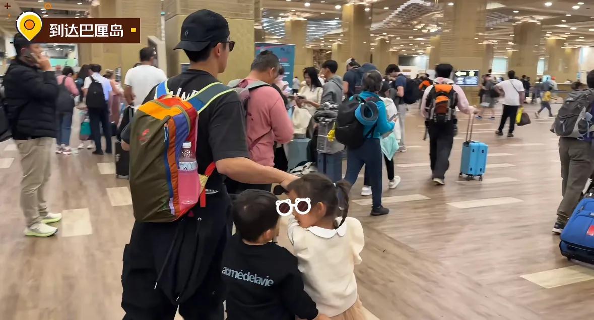 苗苗vlog终于晒三胎，小女儿像爸爸又像妈妈，三个宝贝终于合体了