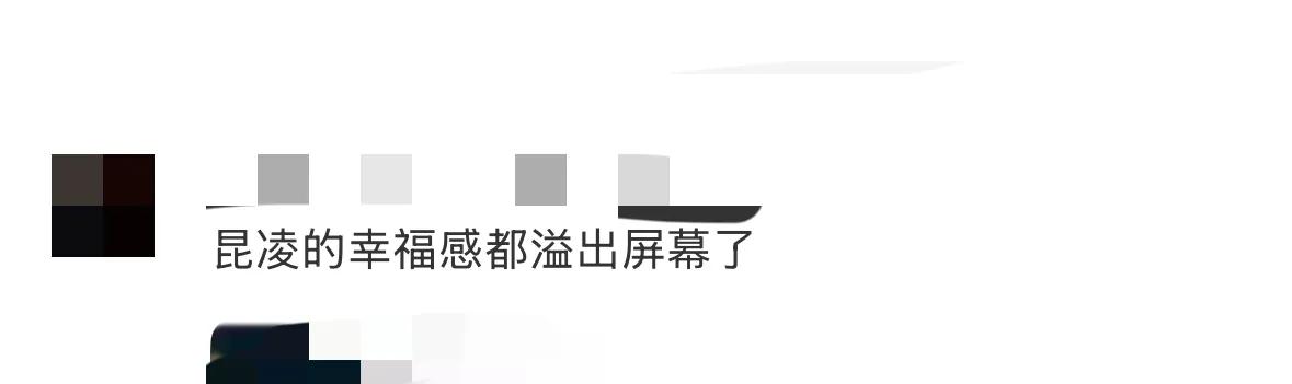 周杰伦国外被偶遇,喝着奶茶悠闲逛街,搂着昆凌的画面真的太甜了