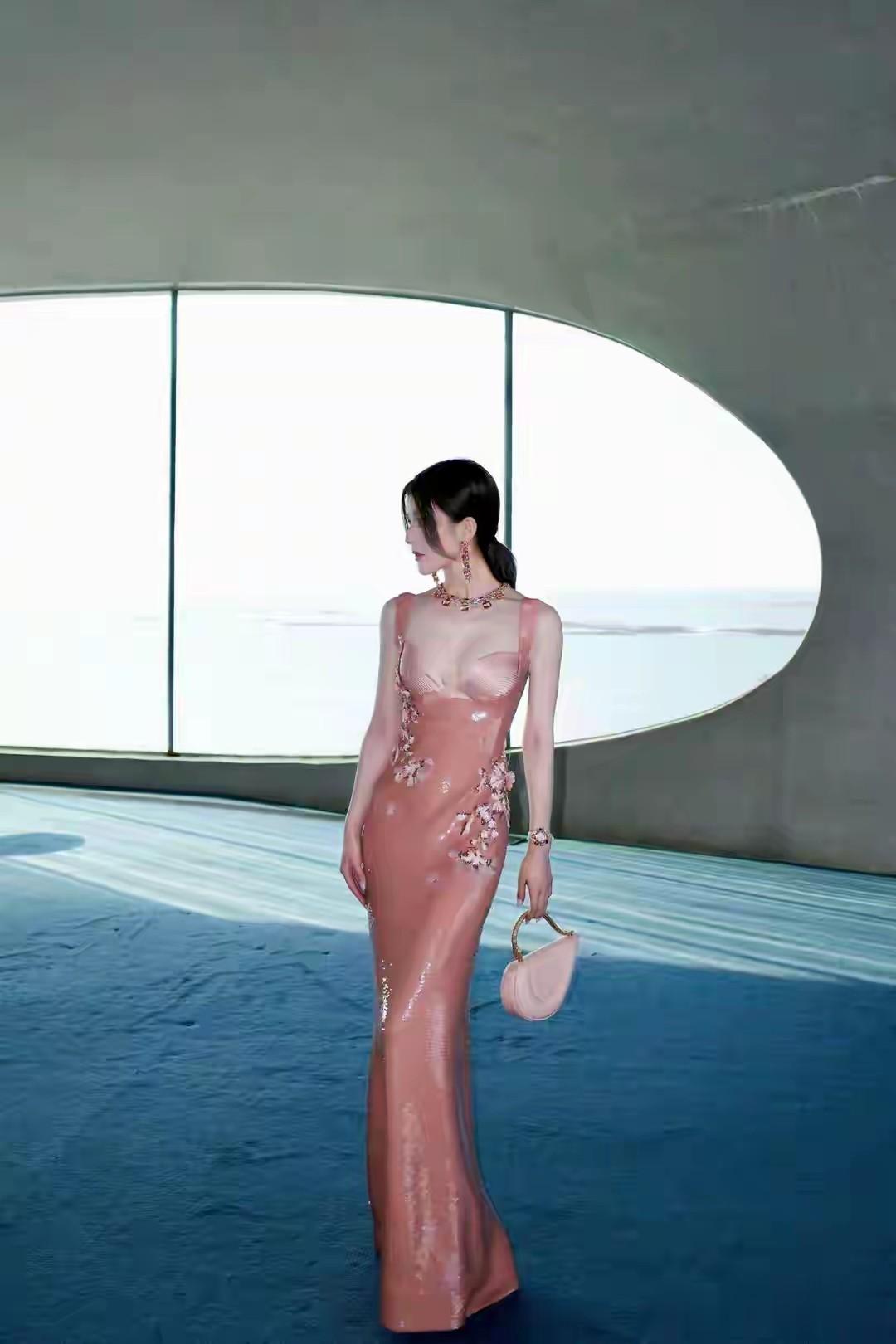 穿粉色裙子的赵露思