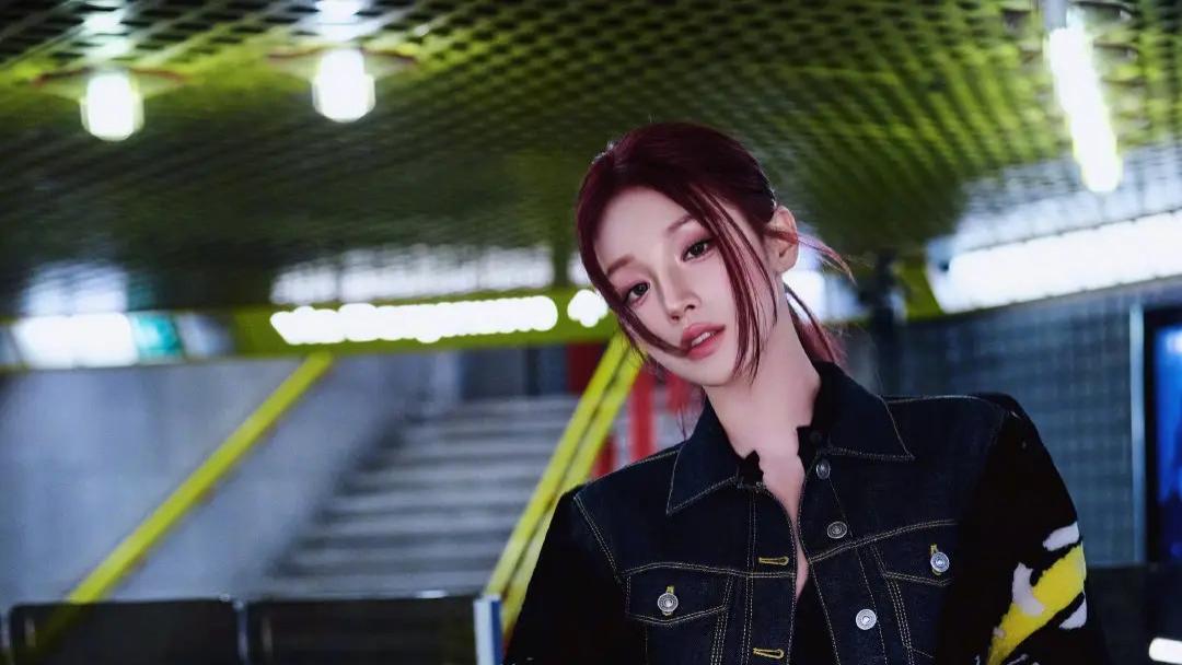 宋雨琦米兰“炸”场！红发配牛仔，这波反差太绝了