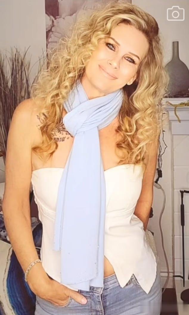 549页诉状告好莱坞巨星:女子称被雷纳网恋骗走2万美元