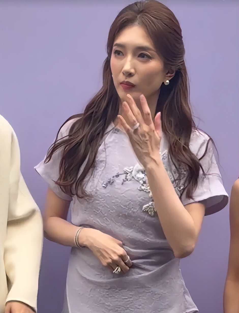 39岁江疏影现身上海，腰粗肚凸身材臃肿，满脸姨味全程扣手不自信