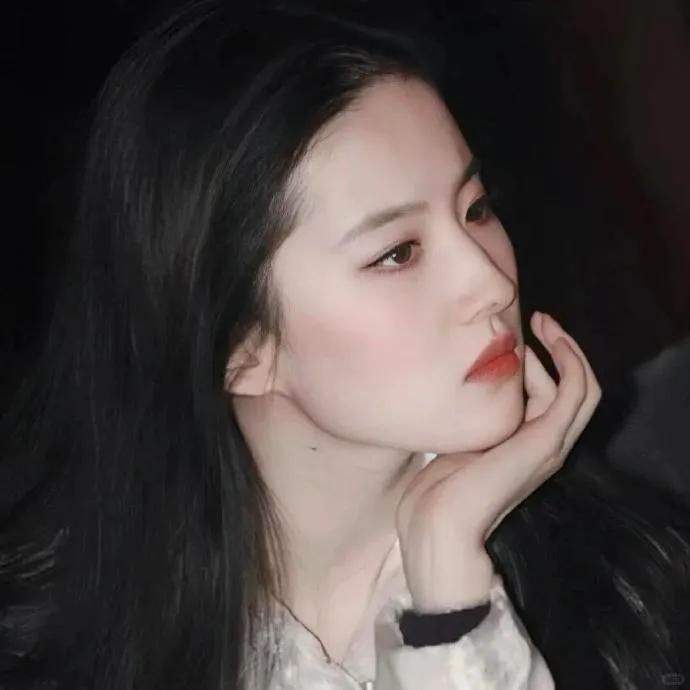 刘亦菲罕见旧照：你可能一张都没见过 ???