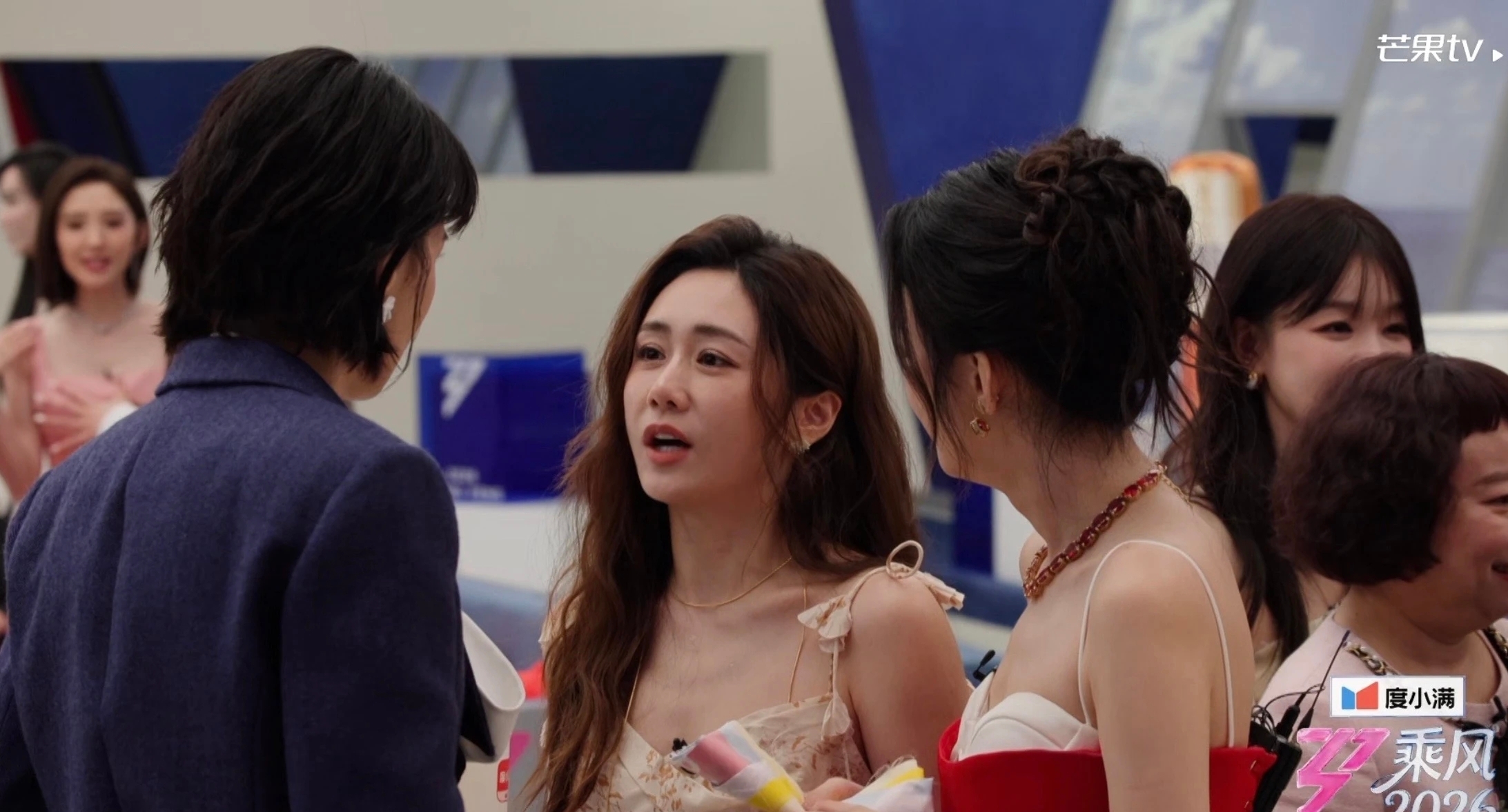 孙怡与唐艺昕穿得都像粉红女郎，张若昀对妻子的爱一眼就看出来了