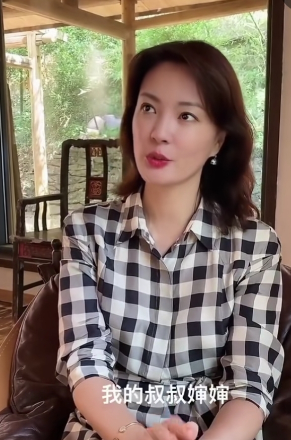 刘芳菲波浪卷发配格纹衬衫裙讲述教师家族温柔大气尽显东方女性美