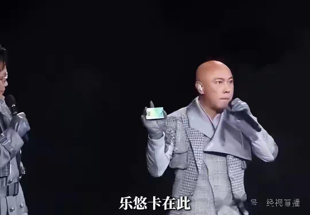 65岁港星黄子华称到死都不会用老年公交卡，调侃怕遇到吴镇宇事件