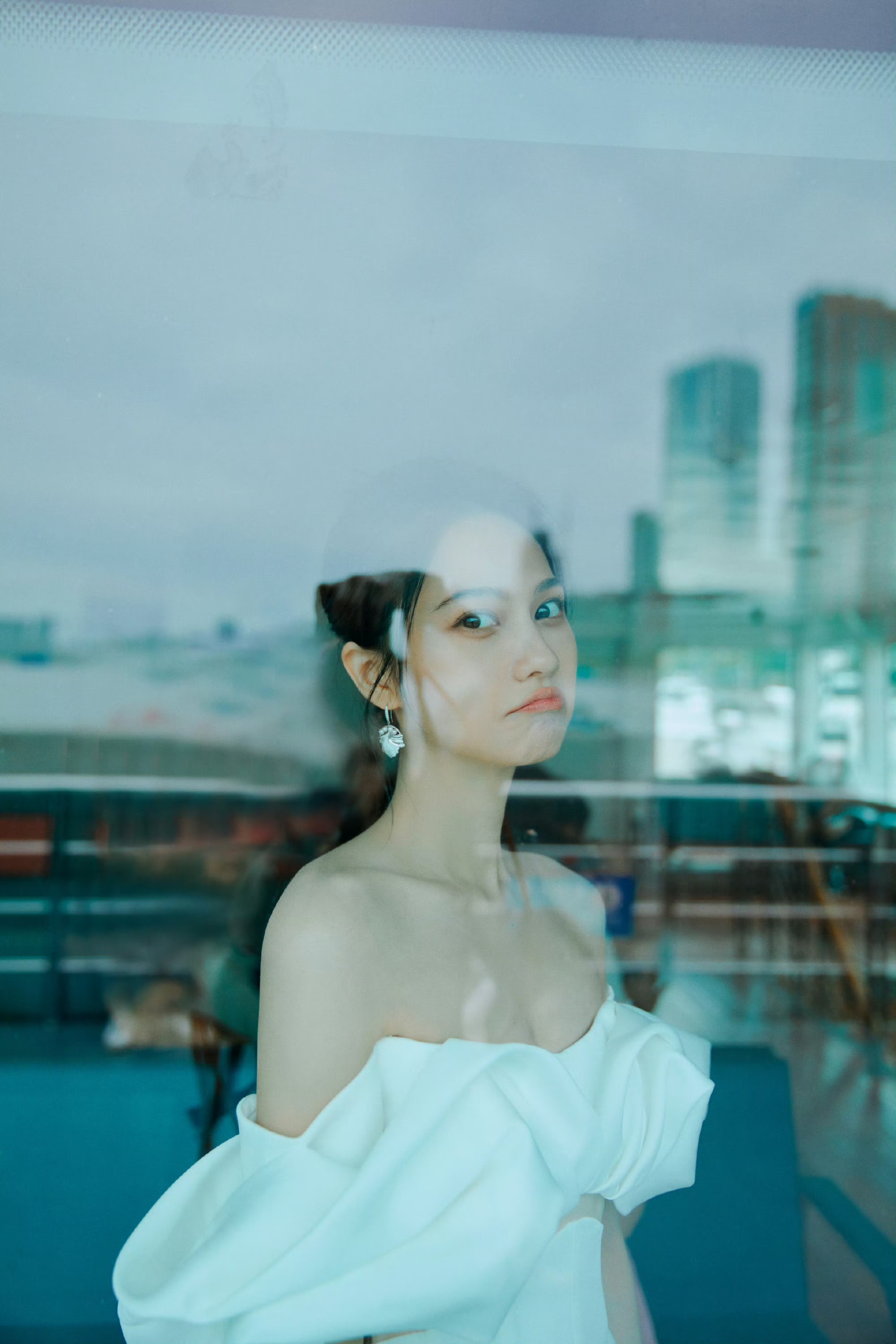 姜佩瑶白色抹胸裙穿搭,好精致柔美的女明星