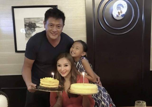 恭喜！香港知名男星新恋情曝光，离婚后承诺为女儿终身不娶