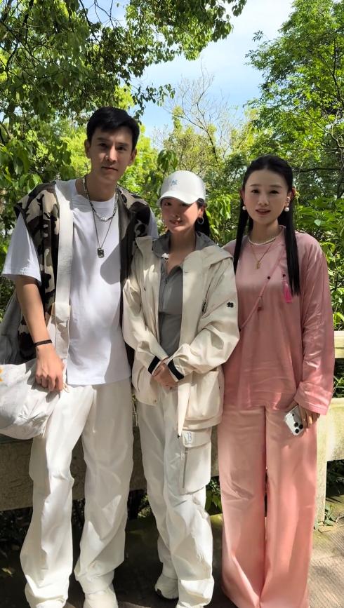 经超夫妇爬山被偶遇，素颜帅气很清爽，小李琳发福状态老气