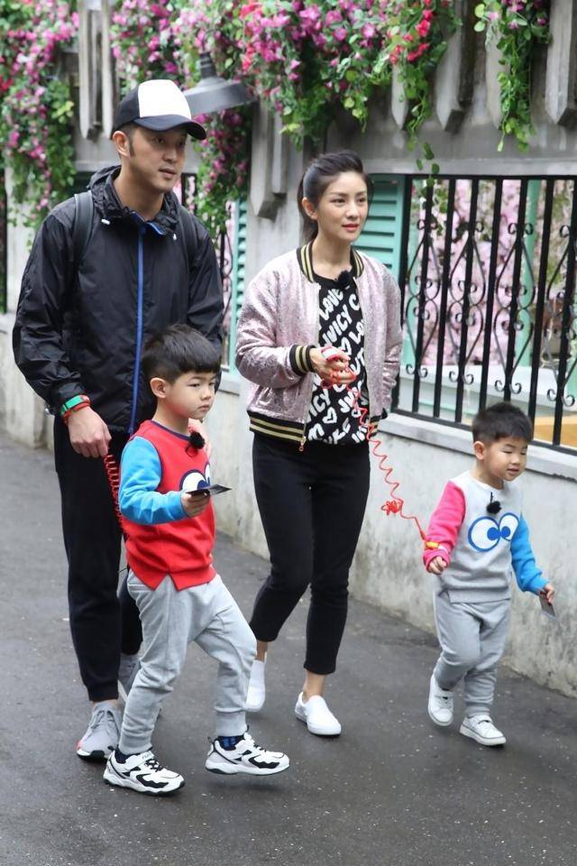 胡可带俩儿子现身机场，安吉1米8颜值没爸高，小鱼儿长胡子憨厚