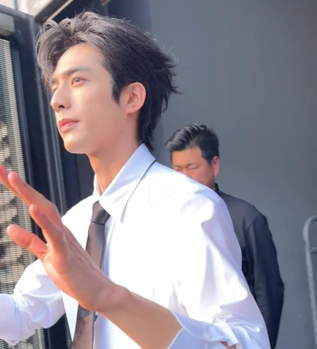 宋威龙MOVA活动生图，宽肩窄腰长腿身材绝