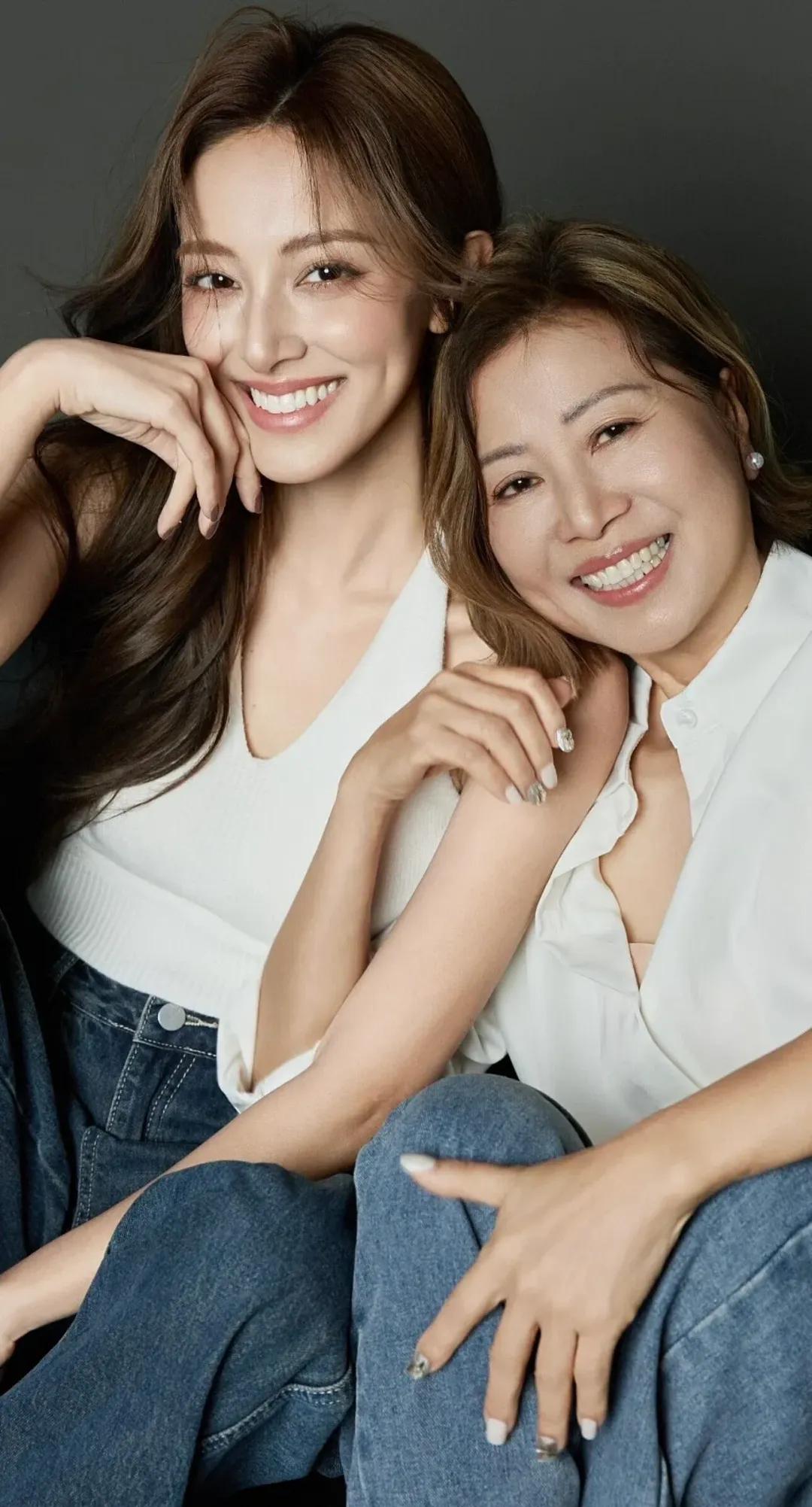 前港姐冠军陈凯琳进军深圳拍写真，母女同框网友大赞像姐妹