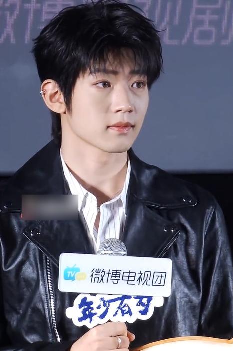 看41岁叶祖新和31岁彭昱畅的同框近照，才知油腻和清爽的区别在哪