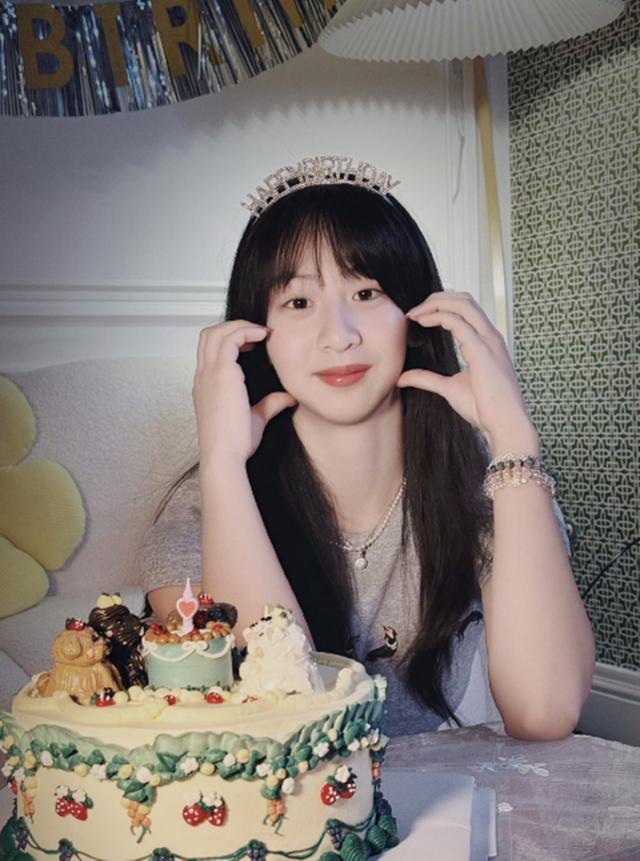 田亮女儿成年了!18岁森碟白裙卷发,下巴变精致了,生日写真太美