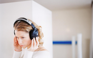 一觉醒来我穿成了老公的秘书，而魂穿我身体的女秘书正搂着我老公，用我的身体向我宣誓主权