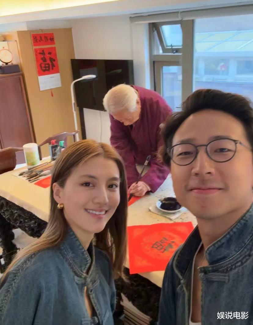 看看施伯雄爷爷写的“福”字,再看吴千语写的,不能缺什么秀什么