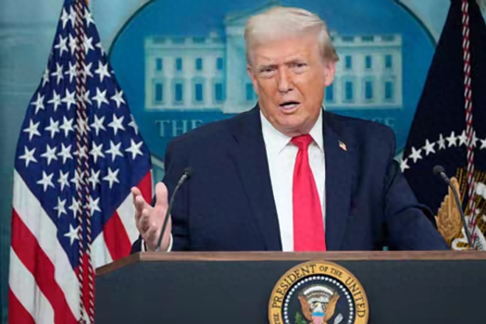 美国对华撂底！高市早苗赶紧用中文拜年，她知道：王毅的话是真的