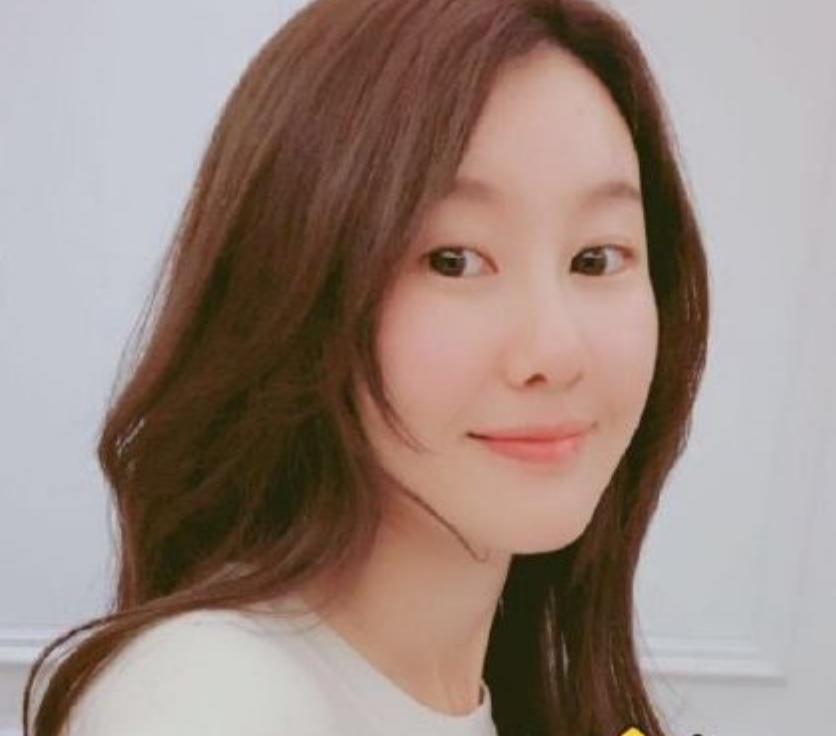 王宝强和女友开京牌大G到青岛，冯清人高马大，衬得宝强像小娇夫