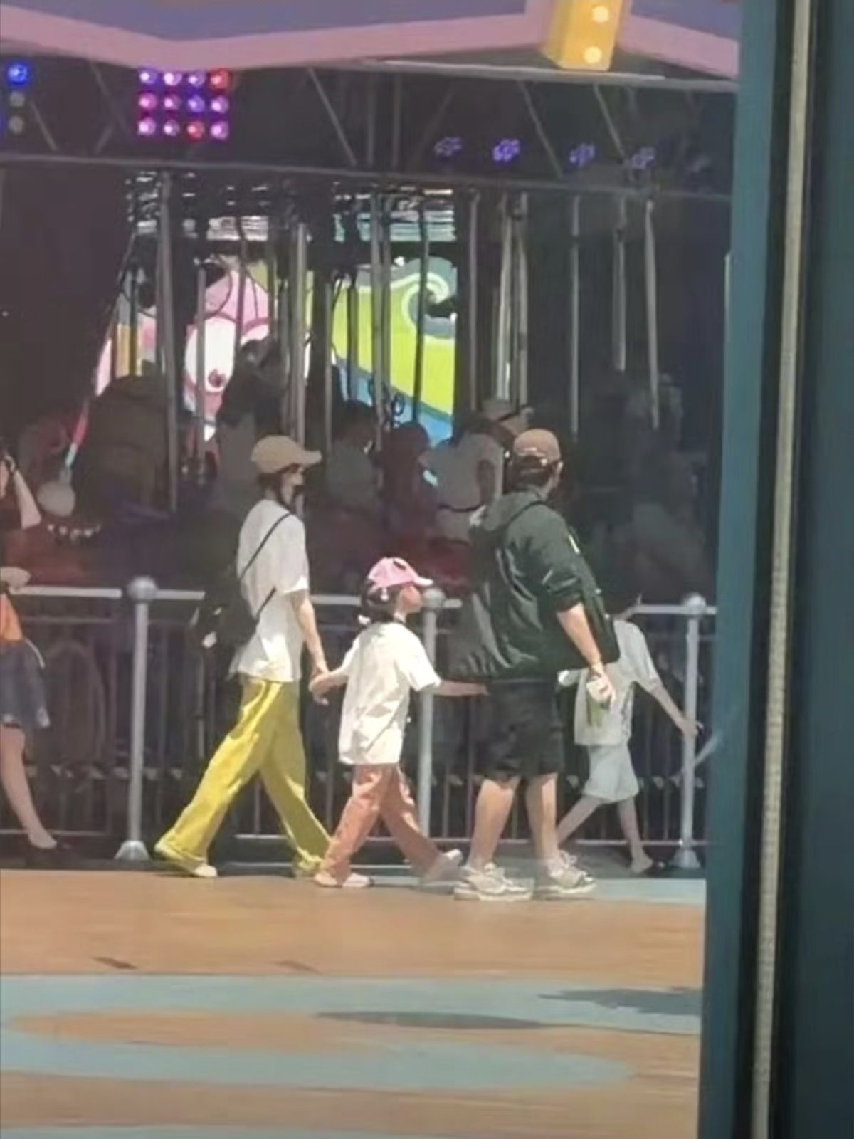 罗晋一家现身新加坡很幸福，唐嫣扎着麻花辫，一身打扮少女感十足