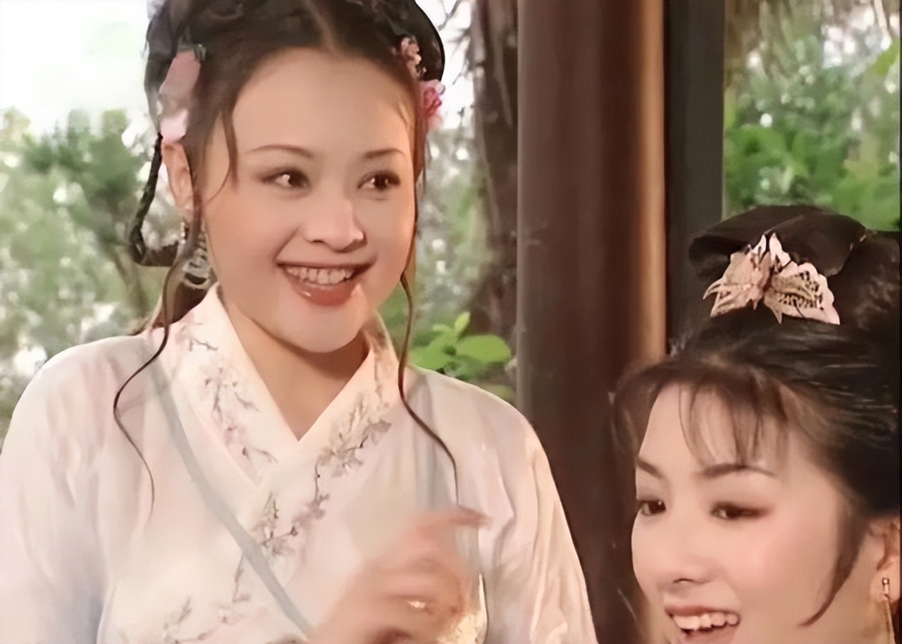 她演丫鬟让人记了25年，教授丈夫等她9年结婚，每月给10万零花钱