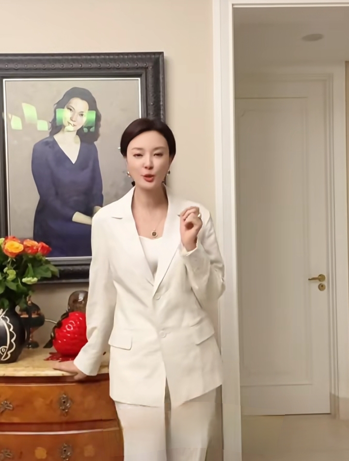 刘芳菲分享，一袭白西装，气质温婉知性，美貌与穿搭尽显高级感