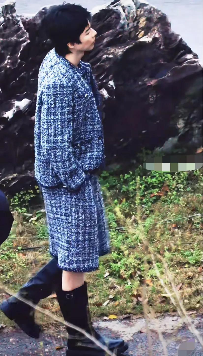 刘宇宁录制综艺，身穿小香风套装搭配长筒靴，完全是男模既视感