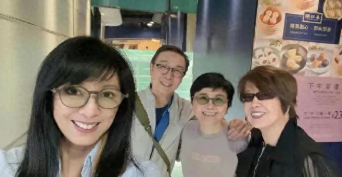 米雪与76岁刘松仁聚餐，搂胳膊合影表现亲密，相识超30年感情好！ ???