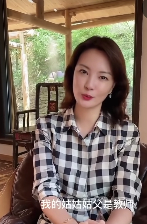 刘芳菲波浪卷发配格纹衬衫裙讲述教师家族温柔大气尽显东方女性美