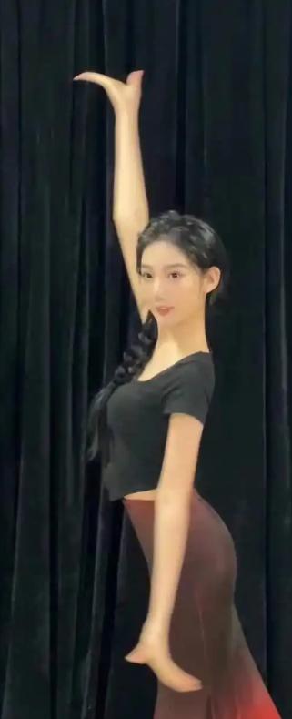 亲手送吴亦凡进监狱5年后，法院出手，都美竹迎噩耗，饭碗恐不保