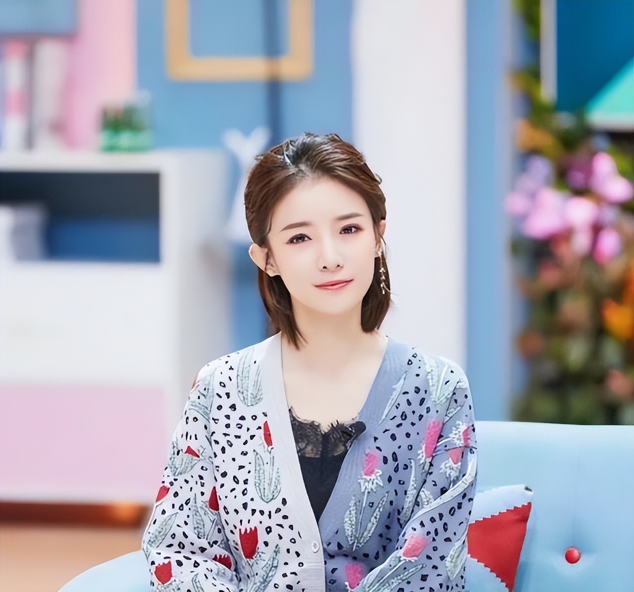 央视主持人大赛冠军，才貌双全，却拒绝入职央视，如今她后悔吗？