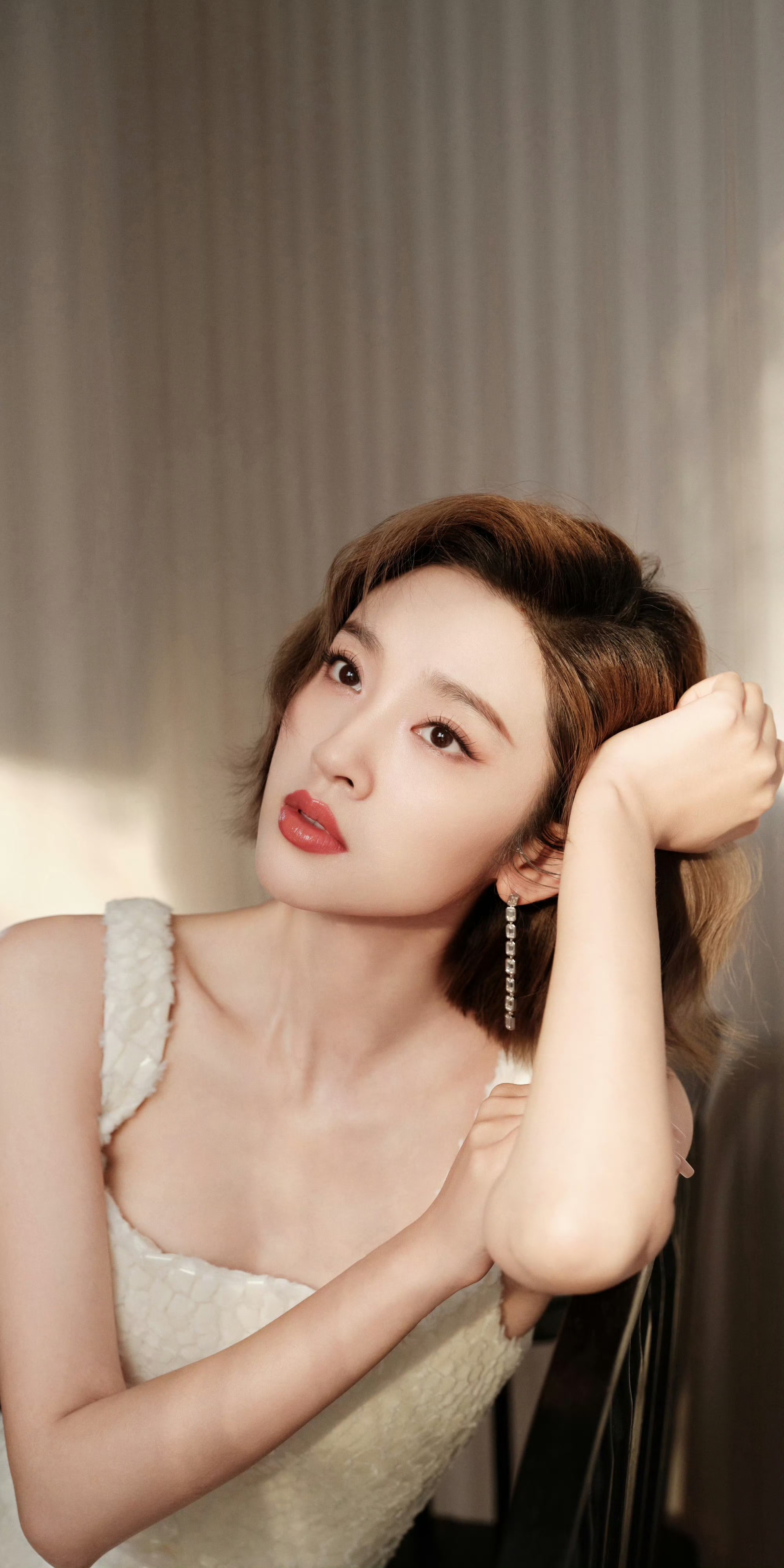 唐艺昕白色小短裙，笑容好治愈