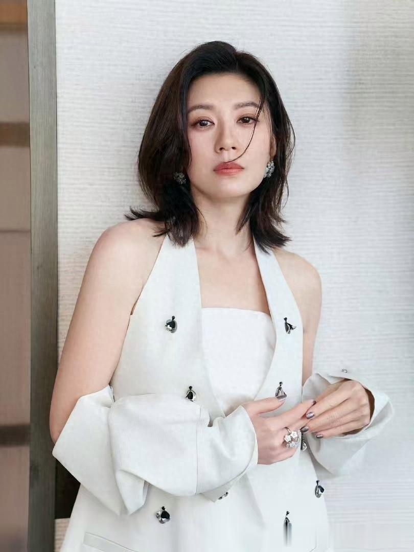 贾静雯身穿白色西装搭配高级又优雅,举手投足间尽展女神风范