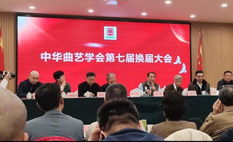 姜昆\海外聚会\风波一个月后，低调回国参加曲艺大会，依旧被尊重