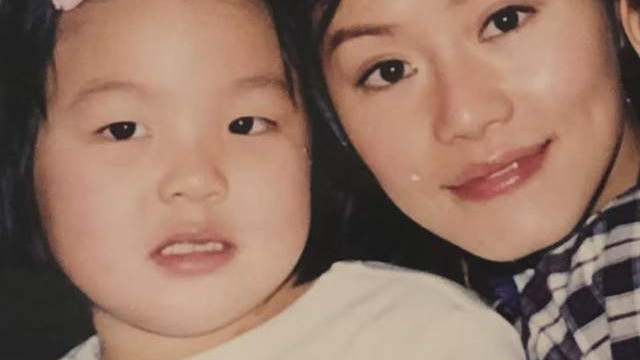 香港知名星二代晒照公开恋情！懒理爸爸与生母矛盾，与继母更亲近