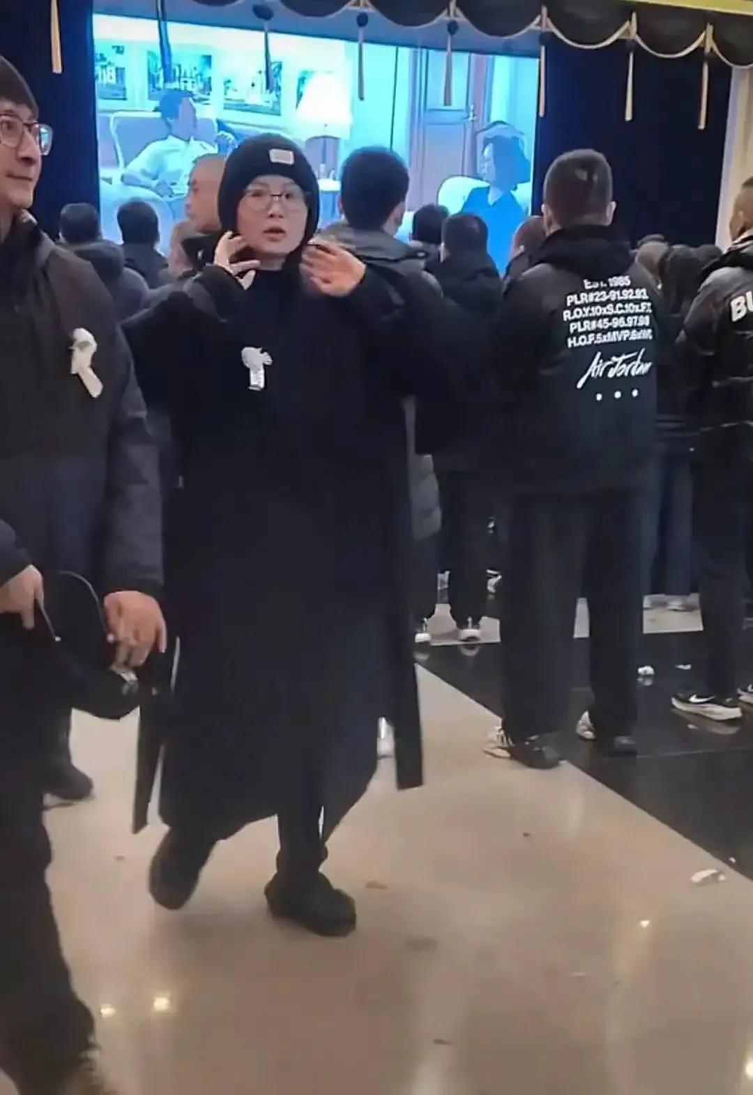 魏文彬追悼会！维嘉低调现身，汪涵留到最后，百人磕头送别太震撼