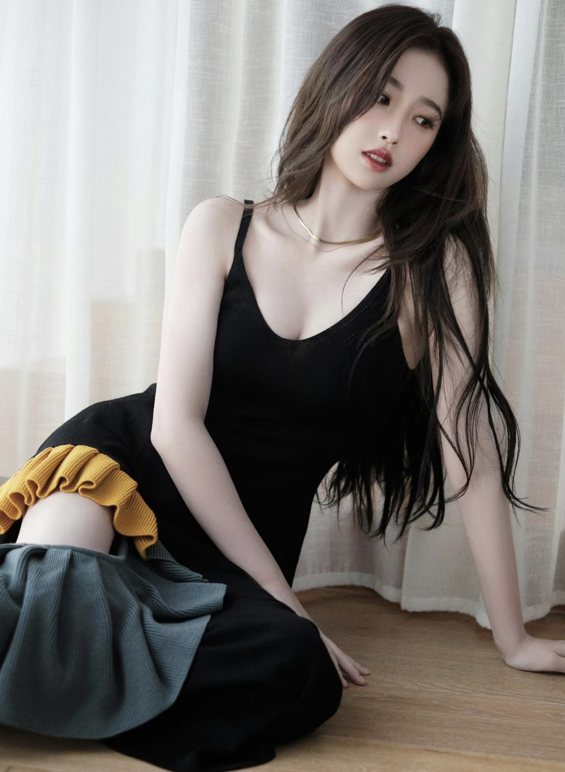 虞书欣,身穿黑色吊带裙,美丽动人