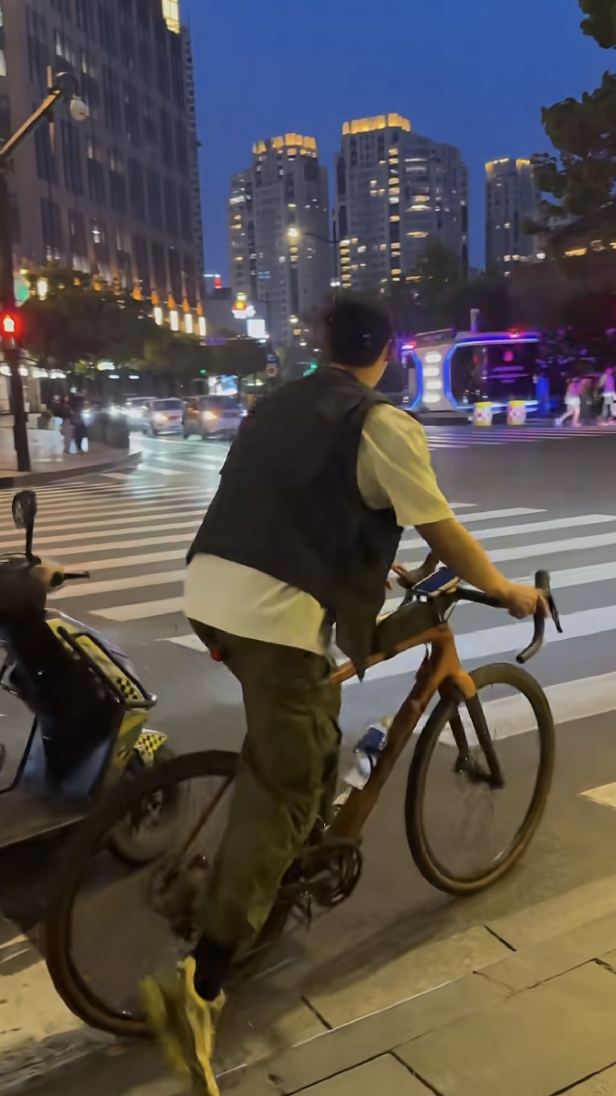 又遛弯了！黄景瑜上海街边被偶遇，骑着自行车，本人超级帅呀