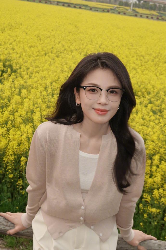 刘涛徜徉油菜花海