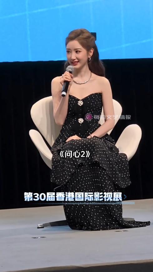 毛晓彤香港活动，生图五官精致但皮肤坑洼，边笑边整理内衣抢镜