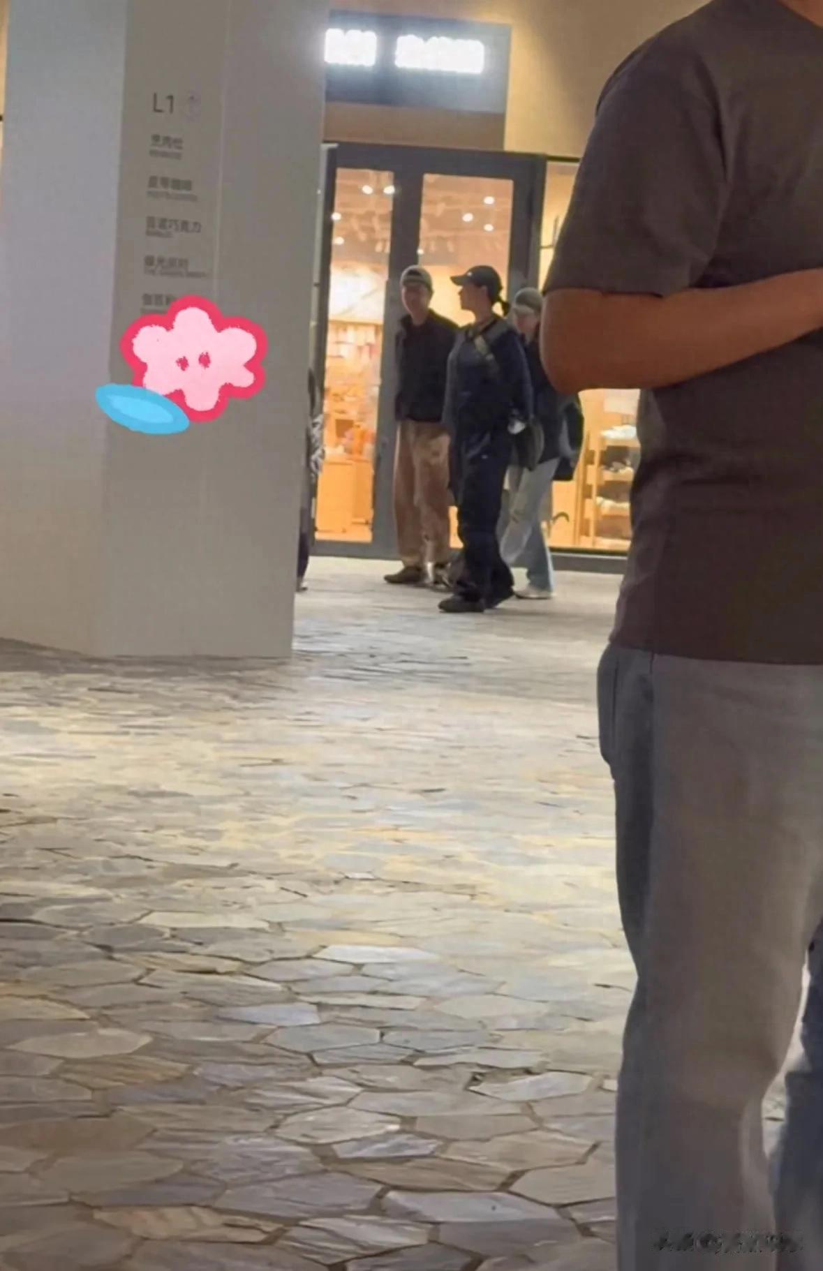 朱亚文沈佳妮带女儿逛乐园，夫妻俩穿着太朴素，俩小姑娘太瘦了