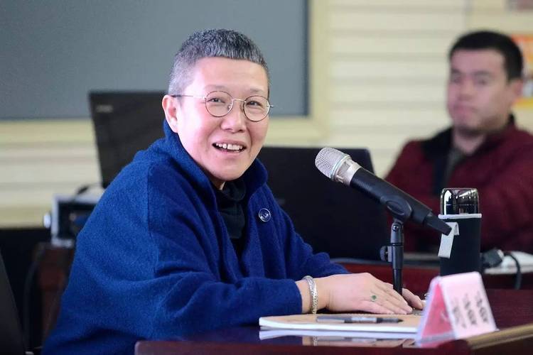 父亲是师长，哥哥是书记，她曾和张艺谋齐名，为何如今得了精神病