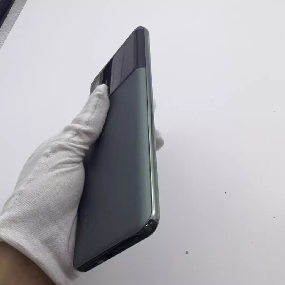 原價3799元的24GB+1TB手機，如今二手才1500元，還有240W閃充