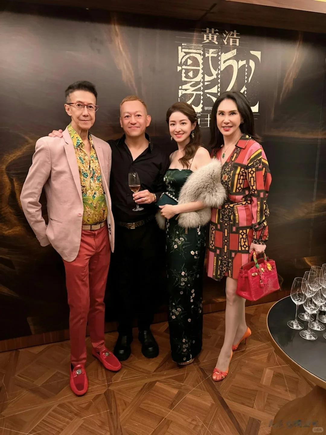 徐淑敏夫妻逛艺术展被拍！身形丰腴笑容依旧甜美，带俩保镖排面大